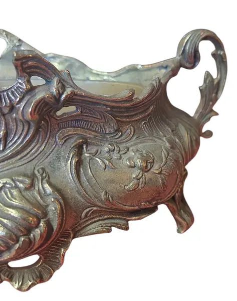 Foto de um(a) Centro de Mesa em Bronze Maciço, da categoria de Centro de mesa. Eleve o nível da sua decoração com este imponente centro de mesa em bronze maciço. Com acabamento refinado e peso... Mostrado de uma perspectiva diferente. Vendido no marketplace Trésors.