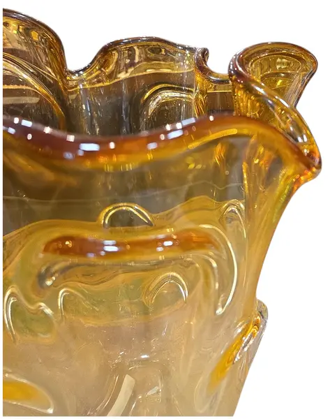 Foto de um(a) Vaso Murano Dourado, da categoria de Vasos. Cada curva deste vaso conta uma história de fogo e sopro. Feito artesanalmente, este Murano carrega a alma da tradição... Mostrado de uma perspectiva diferente. Vendido no marketplace Trésors.