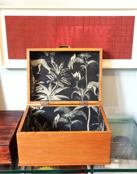 Foto de um(a) Caixa de madeira maciça vintage, da categoria de Cestos e Caixas. Grande caixa de madeira maciça, folheada com madeira clara, linhas retas.leves marcas do tempo que não ofuscam a beleza da... Mostrado de uma perspectiva diferente. Vendido no marketplace Trésors.