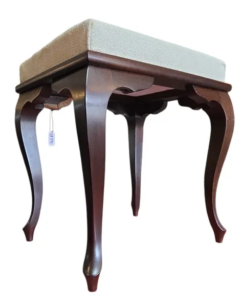 Foto de um(a) Banqueta Chippendale em Imbuia Maciça – Design Clássico, da categoria de Banquetas. Enriqueça seu ambiente com a elegância atemporal desta banqueta estilo Chippendale. Executada em imbuia maciça, madeira... Mostrado de uma perspectiva diferente. Vendido no marketplace Trésors.