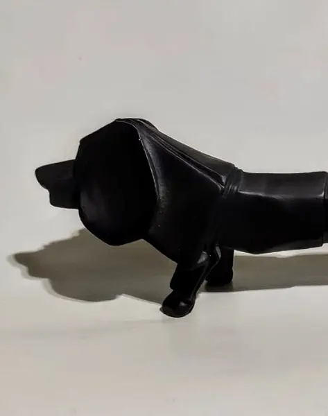 Foto de um(a) Cachorro Origami Anos 2000, da categoria de Modelos e estatuetas. Cachorro em resina na cor preta, inspirado nos origamis de papel, peça dos anos 2000.A: 8,5cm / P: 6,5cm / L: 26,5cm Peso:... Mostrado de uma perspectiva diferente. Vendido no marketplace Trésors.