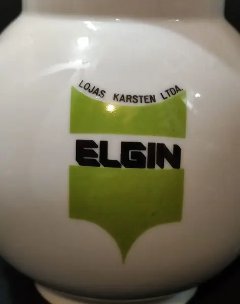 Foto de um(a) Bule Karsten Porcelana Schmidt Anos 70, da categoria de Bules. Bule em porcelana schmidt branca policromada com filete em ouro e com propagana da loja karsten ltda, década de 1970 peça de... Mostrado de uma perspectiva diferente. Vendido no marketplace Trésors.
