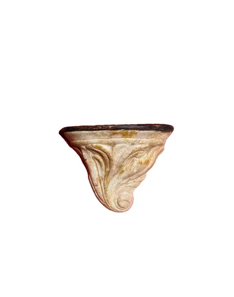 Foto de um(a) Peanha em Cerâmica, Década de 1970, da categoria de Suportes decorativos. Peanha em cerâmica com folhas de acanto na base e na parte superior pintura marrom, década de 1970. A: 13 cm L: 17 cm P: 8... Vendido no marketplace Trésors.
