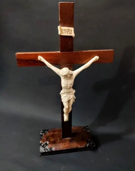 Foto de um(a) Cristo Na Cruz Anos 40, da categoria de Objetos religiosos e espirituais. Cristo na cruz: cristo em pó de mármore com cruz em madeira entalhada, década de 1940 Mede: 43,5cm de altura x 25cm de... Mostrado de uma perspectiva diferente. Vendido no marketplace Trésors.