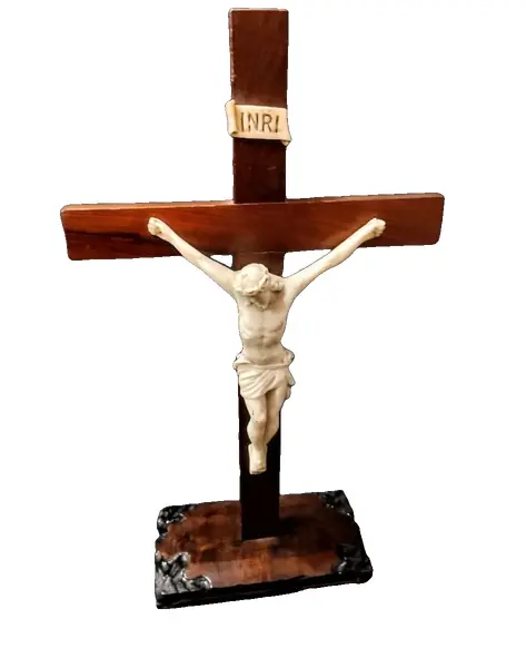 Foto de um(a) Cristo Na Cruz Anos 40, da categoria de Objetos religiosos e espirituais. Cristo na cruz: cristo em pó de mármore com cruz em madeira entalhada, década de 1940 Mede: 43,5cm de altura x 25cm de... Vendido no marketplace Trésors.
