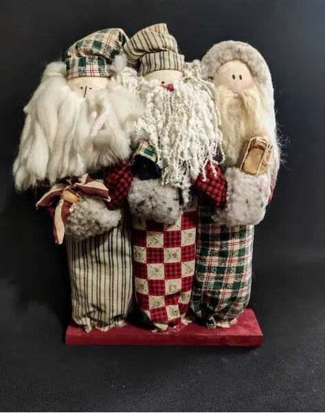 Foto de um(a) Três Reis Magos 90'S, da categoria de Arte têxtil. Os três reis magos em uma versão lúdica e feita com elementos têxteis e base e madeira, década de 1990 L: 27cm A: 18 cm P:... Mostrado de uma perspectiva diferente. Vendido no marketplace Trésors.
