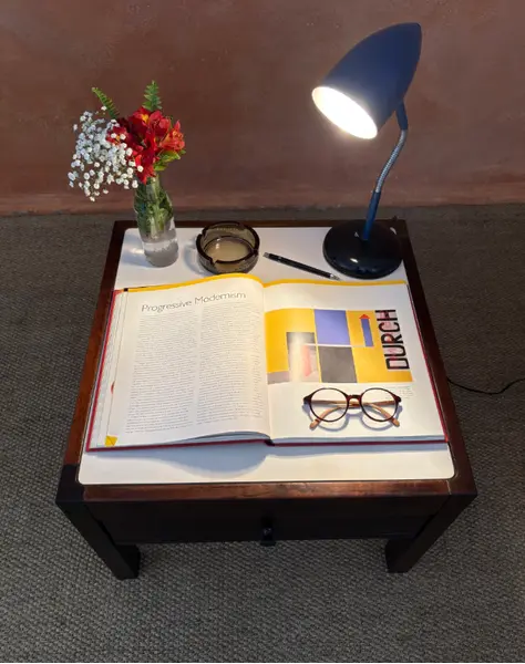 Foto de um(a) Mesa de apoio anos 70, da categoria de Mesas laterais. De linhas simples e desenho limpo, essa mesa quadrada combina estrutura em madeira maciça com tampo em fórmica branca,... Mostrado de uma perspectiva diferente. Vendido no marketplace Trésors.