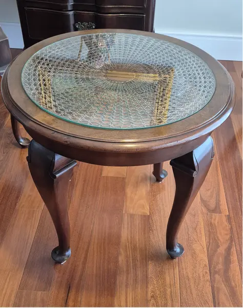 Foto de um(a) Mesa de centro e cadeiras/poltronas, da categoria de Conjunto de mesas e cadeiras. Conjunto de mesinha de centro e cadeiras no estilo Chippendale. O estilo Chippendale é um estilo de mobiliário inglês do... Mostrado de uma perspectiva diferente. Vendido no marketplace Trésors.