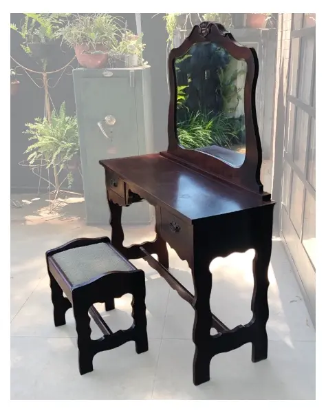 Foto de um(a) Penteadeira colonial em imbuia maciça, da categoria de Penteadeiras. Linda penteadeira colonial em imbuia maciça com banquinho. Mostrado de uma perspectiva diferente. Vendido no marketplace Trésors.