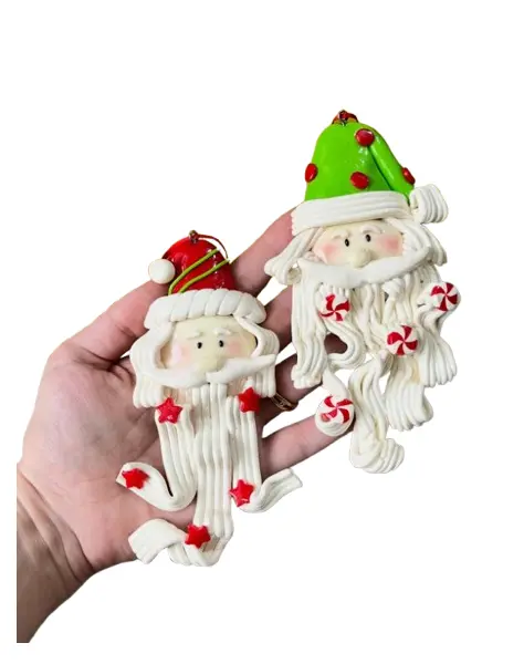 Foto de um(a) ​Dupla de enfeites natalinos em biscuit, da categoria de Objetos decorativos. Dupla de enfeites em biscuit. Mínimas marcas do tempo e uso. Medidas: 13x9cm. Vendido no marketplace Trésors.