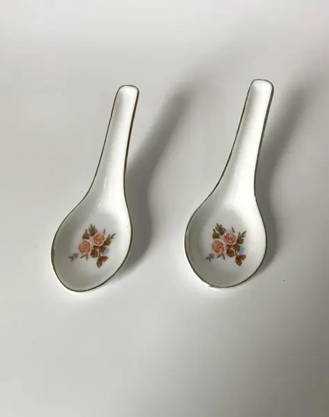 Foto de um(a) Suporte para colher, da categoria de Colheres. Par de colher ou suporte de talher em porcelana. Mede: 14cm de comprimento e 5cm de largura. Mostrado de uma perspectiva diferente. Vendido no marketplace Trésors.