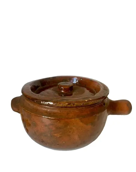 Foto de um(a) Panela de barro, da categoria de Panelas. Panela de barro. 19 cm de diâmetro e 11 cm de altura *contém um bicado na pega. Vendido no marketplace Trésors.