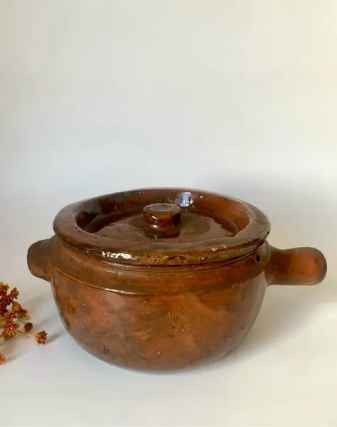 Foto de um(a) Panela de barro, da categoria de Panelas. Panela de barro. 19 cm de diâmetro e 11 cm de altura *contém um bicado na pega. Mostrado de uma perspectiva diferente. Vendido no marketplace Trésors.