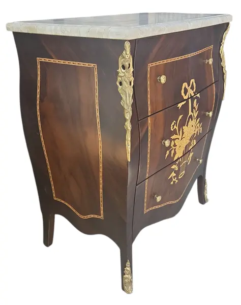 Foto de um(a) Mini Cômoda Clássica em Madeira Nobre, Marchetaria e Mármore Travertino, da categoria de Cômodas e Sapateira. Elegância Atemporal e Materiais Nobres Esta belíssima mesa de cabeceira (ou mini cômoda) é uma peça que exala o rigor e o... Mostrado de uma perspectiva diferente. Vendido no marketplace Trésors.