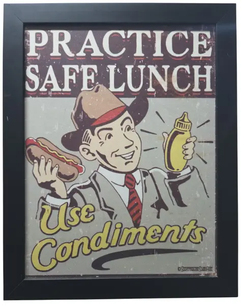 Foto de um(a) Quadro Decorativo Vintage - "Practice Safe Lunch - Use Condiments", da categoria de Fotografia. Dê um toque de humor retrô e personalidade ao seu ambiente com este quadro decorativo de estilo vintage. A peça apresenta... Vendido no marketplace Trésors.