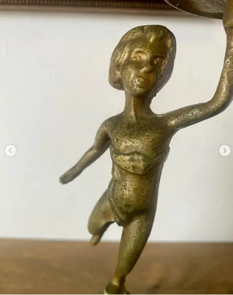 Foto de um(a) Castiçal escultorico, da categoria de Castiçais. Castiçal em bronze. Mede: 21 cm altura. Mostrado de uma perspectiva diferente. Vendido no marketplace Trésors.