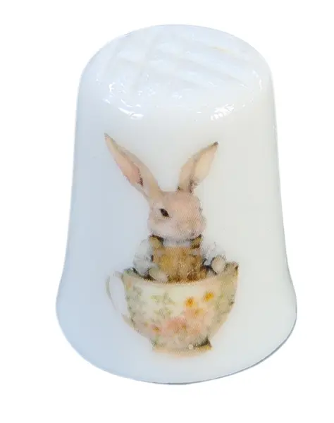 Foto de um(a) Dedal de Coleção em Porcelana – Coelhinhos e Xícara de Chá, da categoria de Outros colecionáveis. A decoração apresenta duas cenas distintas e encantadoras: de um lado, um coelhinho detalhado posando de pé; do outro, a... Vendido no marketplace Trésors.