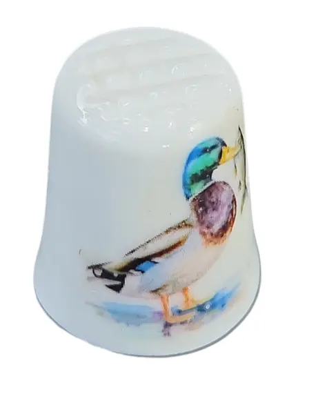 Foto de um(a) Dedal de Coleção em Porcelana – Marreco, da categoria de Outros colecionáveis. Este elegante dedal é uma peça indispensável para colecionadores de porcelana e entusiastas de temática ornitológica.... Mostrado de uma perspectiva diferente. Vendido no marketplace Trésors.