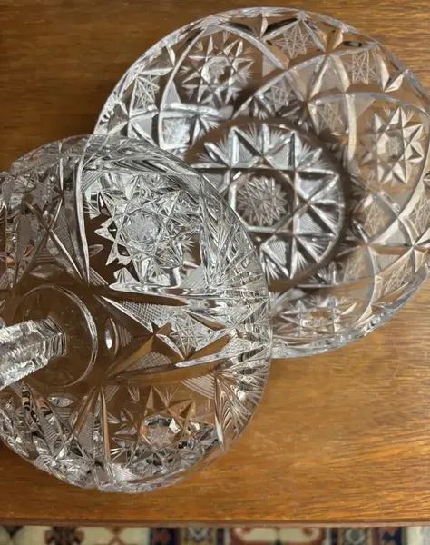 Foto de um(a) Antiga Caixa Decorativa Bomboniere Baleiro Cristal Tcheco, da categoria de Garrafas, potes e jarros. Antiga e grande caixa decorativa ou Bomboniere em cristal Tcheco, lapidado à mão. O pegador em forma de torre é muito... Mostrado de uma perspectiva diferente. Vendido no marketplace Trésors.