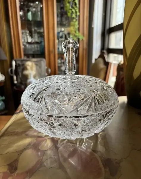 Foto de um(a) Antiga Caixa Decorativa Bomboniere Baleiro Cristal Tcheco, da categoria de Garrafas, potes e jarros. Antiga e grande caixa decorativa ou Bomboniere em cristal Tcheco, lapidado à mão. O pegador em forma de torre é muito... Mostrado de uma perspectiva diferente. Vendido no marketplace Trésors.