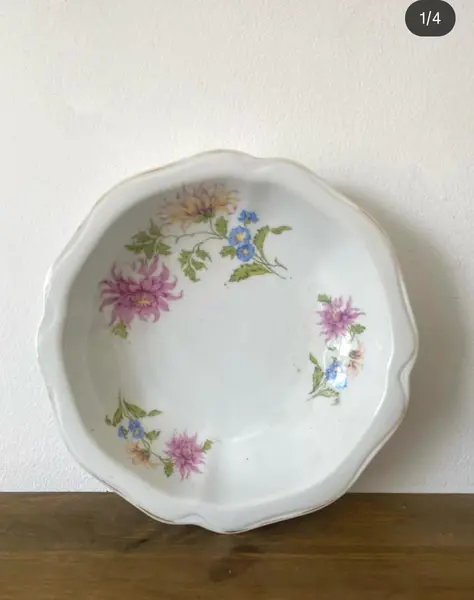 Foto de um(a) Saladeira de porcelana, da categoria de Travessas e tigelas. Saladeira Mauá, em porcelana branca com delicadas bordas onduladas e filete dourado sutil. Decorada com elegantes ramalhetes... Mostrado de uma perspectiva diferente. Vendido no marketplace Trésors.
