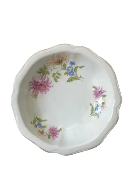 Foto de um(a) Saladeira de porcelana, da categoria de Travessas e tigelas. Saladeira Mauá, em porcelana branca com delicadas bordas onduladas e filete dourado sutil. Decorada com elegantes ramalhetes... Vendido no marketplace Trésors.