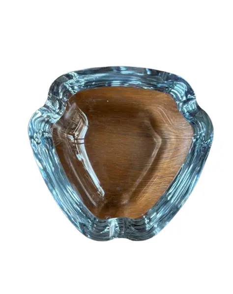 Foto de um(a) Antigo Cinzeiro Decorativo De Mesa Cristal Orrefors Art Deco, da categoria de Cinzeiros. Antigo e belíssimo cinzeiro em cristal Orrefors, de excelente qualidade, lindo brilho natural. Peça assinada e catalogada.... Vendido no marketplace Trésors.