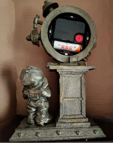 Foto de um(a) Relógio de Mesa O Violinista, Década de 1990, da categoria de Relógios de mesa. Relógio de mesa em resina com pátina bronze envelhecida, década de 1990 tema: o violinista. Máquina quartzo com pilha aa,... Mostrado de uma perspectiva diferente. Vendido no marketplace Trésors.