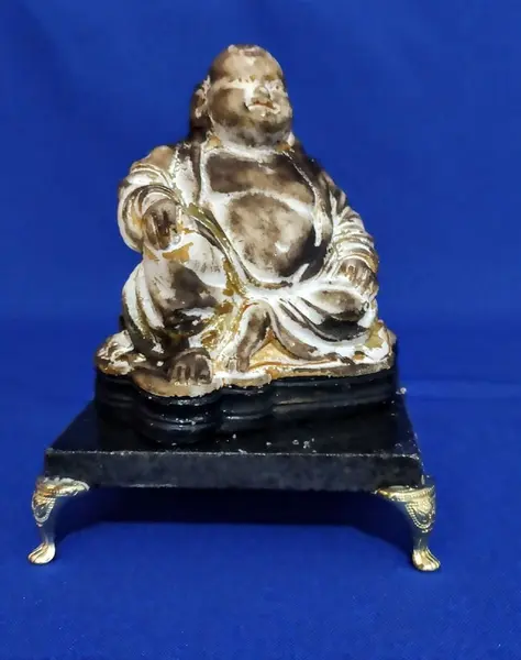 Foto de um(a) Escultura Buddha anos 80, da categoria de Objetos religiosos e espirituais. Buda em resina com pátina envelhecida, base em granito preto e pés dourado metálico. Peça única pelo designer marcelus... Mostrado de uma perspectiva diferente. Vendido no marketplace Trésors.