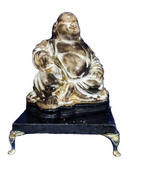 Foto de um(a) Escultura Buddha anos 80, da categoria de Objetos religiosos e espirituais. Buda em resina com pátina envelhecida, base em granito preto e pés dourado metálico. Peça única pelo designer marcelus... Vendido no marketplace Trésors.