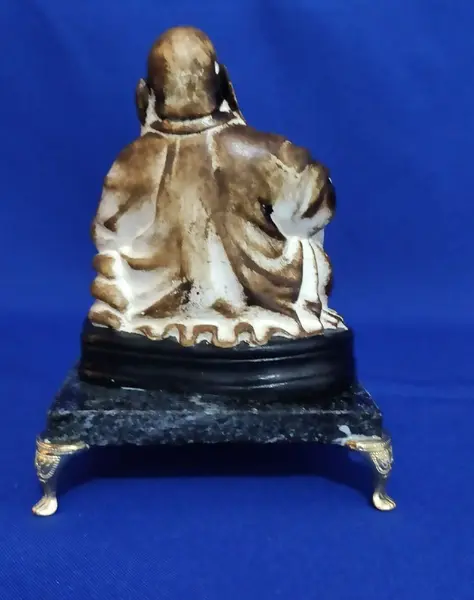 Foto de um(a) Escultura Buda Anos 80, da categoria de Escultura. Buda em gesso com pátina envelhecida, base em granito preto e pés metálico dourado. Peça única pelo designer marcelus ribas.... Mostrado de uma perspectiva diferente. Vendido no marketplace Trésors.