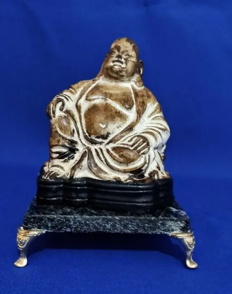 Foto de um(a) Escultura Buda Anos 80, da categoria de Escultura. Buda em gesso com pátina envelhecida, base em granito preto e pés metálico dourado. Peça única pelo designer marcelus ribas.... Mostrado de uma perspectiva diferente. Vendido no marketplace Trésors.