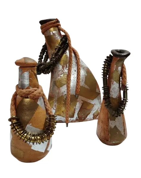 Foto de um(a) Combo Garrafas em Cerâmica, Década de 2000, da categoria de Garrafas, potes e jarros. Combo de garrafas em cerâmica com folha de ouro e prata, colar em latão e cordão trançado de algodão. Peças exclusivas... Vendido no marketplace Trésors.