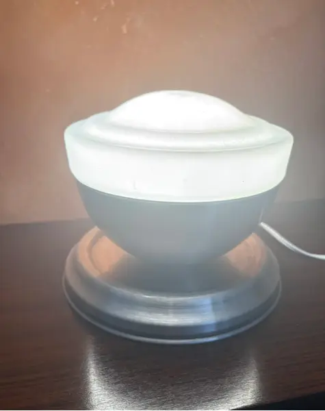 Foto de um(a) Luminária de mesa em metal e opalina 70’s, da categoria de Iluminação de mesa e chão. 70’s | luminária em opalina e metal | Sua cúpula é do formato chapéu e possui a base em metal no formato de uma cuia. A... Mostrado de uma perspectiva diferente. Vendido no marketplace Trésors.