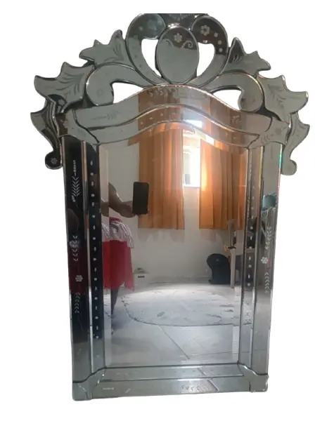 Foto de um(a) Espelho veneziano, da categoria de Espelhos. Uma obra de arte artesanal originária de Veneza, tipicamente do século XVI ou posterior, conhecida por seus detalhes... Vendido no marketplace Trésors.