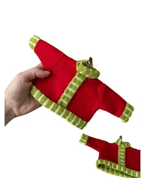 Foto de um(a) ​Dupla de enfeites natalinos em tecido, da categoria de Objetos decorativos. Dupla de enfeites em tecido. Bordado a mão. Leves marcas do tempo e uso. Medidas: 26x15cm cada. Vendido no marketplace Trésors.