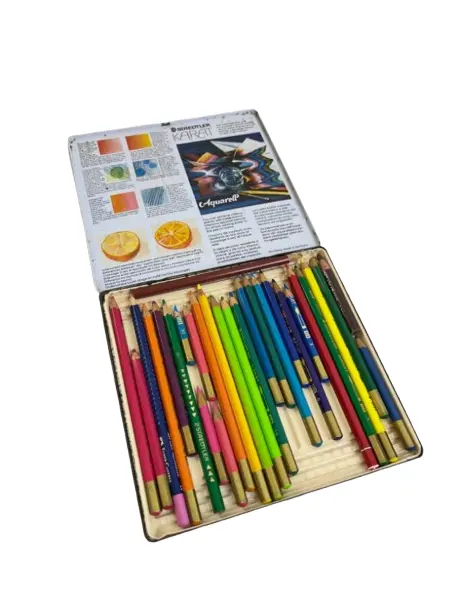 Foto de um(a) Antigo estojo de lápis aquarela gel com 24 cores da marca Staedtler, da categoria de Outros colecionáveis. Antigo estojo de lápis aquarela gel com 24 cores da marca Staedtler. Marcas do tempo e uso como nas fotos. Vendido no marketplace Trésors.