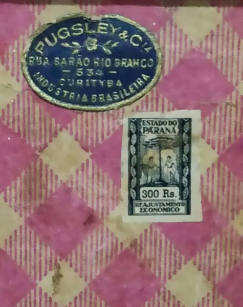 Foto de um(a) Malinha Brasileira Anos 50, da categoria de Malas. Malinha de mão brasileira em papelão com reclames de hotéis antigos, década de 1950, fabricada em Curitiba por Pugsley e... Mostrado de uma perspectiva diferente. Vendido no marketplace Trésors.