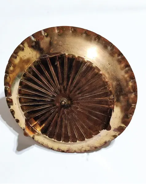 Foto de um(a) Fruteira em Cobre e Latão, Década de 1960, da categoria de Fruteiras. Fruteira em cobre com resquícios de banho de latão, com 3 pés e alça, borda trabalhada em relevo, década de 1960 Diâmetro:... Mostrado de uma perspectiva diferente. Vendido no marketplace Trésors.