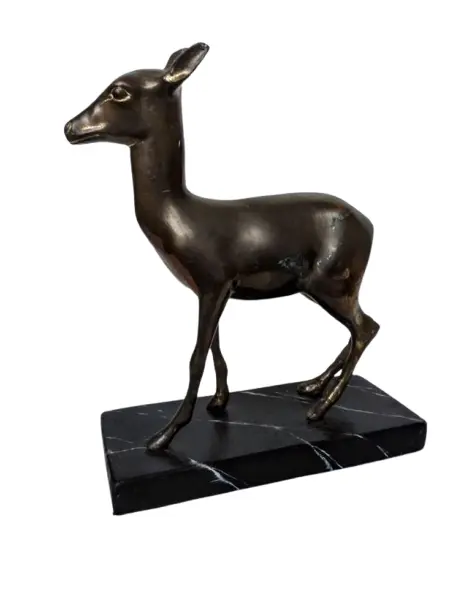 Foto de um(a) Escultura Cervo em Bronze, da categoria de Escultura. Cervo em bronze com base em madeira marmorizada, década de 1930. A: 24cm / P: 6cm / L: 19cm Base: 21 x 9 x 2cm. Vendido no marketplace Trésors.