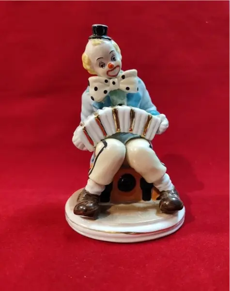 Foto de um(a) Palhaço em porcelana espanhola monte piero, década de 1990, da categoria de Escultura. Palhaço em porcelana espanhola da marca monte piero, com policromia e detalhes em ouro. peça decorativa dos anos... Mostrado de uma perspectiva diferente. Vendido no marketplace Trésors.
