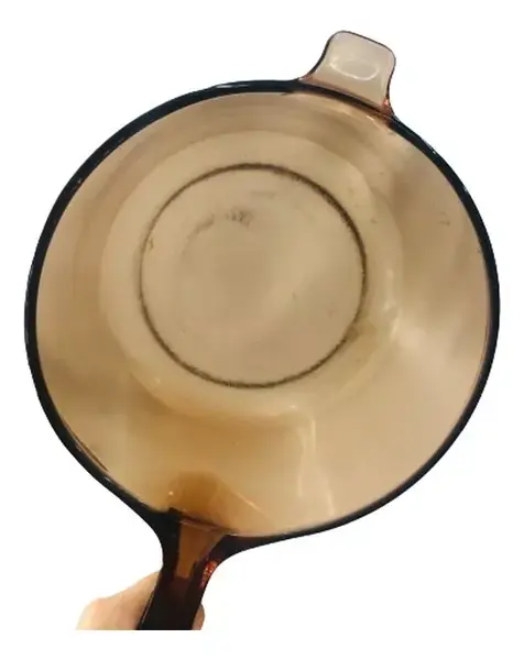 Foto de um(a) Panela vision corning U.S.A 2,5 Litros, da categoria de Panelas. Panela Vision Corning U.S.A 2,5 litros com cabo, medindo 10cm altura x 21cm diâmetro. Possui marcas de uso no fundo e riscos... Mostrado de uma perspectiva diferente. Vendido no marketplace Trésors.