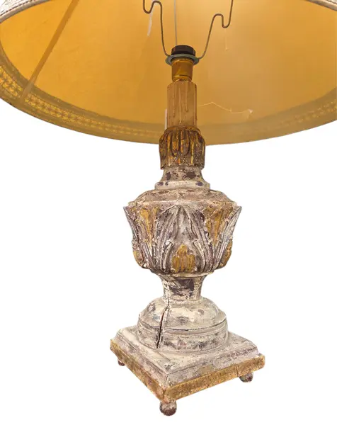 Foto de um(a) Abajur Barroco em Madeira Entalhada à Mão, da categoria de Abajures. Dois lindos abajures barrocos disponíveis. Peça que unem a robustez da madeira nobre à delicadeza do entalhe artesanal,... Mostrado de uma perspectiva diferente. Vendido no marketplace Trésors.