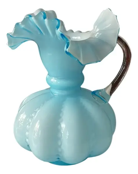 Foto de um(a) Antigo Vaso Jarra Decorativa Em Opalina Francesa Azul, da categoria de Jarros. Antiga jarra vaso em opalina francesa azul com a borda ondulada. Peça muito linda e versátil na decoração. Em perfeito... Vendido no marketplace Trésors.