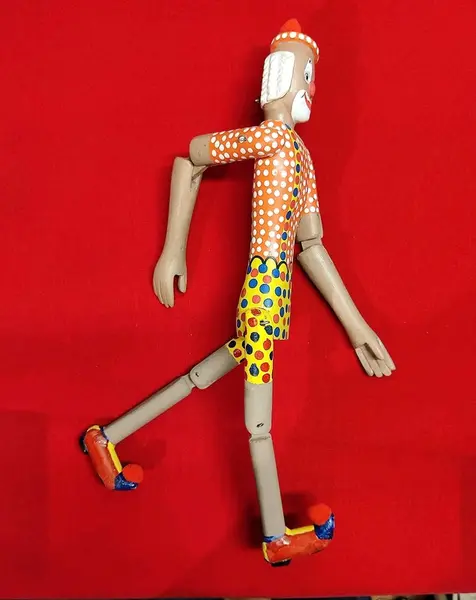 Foto de um(a) Palhaço Articulado em Madeira Policromada, Arte Nordestina, Década de 1980, da categoria de Modelos e estatuetas. Palhaço articulado em madeira policromada com suporte e gancho para pendurar, década de 1980 arte nordestinada reconhecida... Mostrado de uma perspectiva diferente. Vendido no marketplace Trésors.