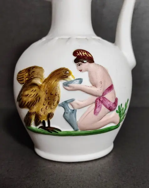 Foto de um(a) Ânfora Grega Biscuit, Origem Grega, Década de 1970, da categoria de Vasos. Ânfora grega de biscuit em relevo e gargalo com imagem de uma grega. Bojo com policromia em relevo de um servo dando água a... Mostrado de uma perspectiva diferente. Vendido no marketplace Trésors.