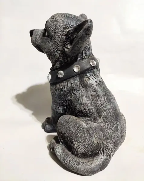 Foto de um(a) Bibelô cão Chihuahua Anos 70, da categoria de Modelos e estatuetas. Cachorro em gesso da raça chiuahua com colera de strass, década de 1970. A: 17 cm L: 9 cm P: 12 cm / peso: 718 g. Mostrado de uma perspectiva diferente. Vendido no marketplace Trésors.