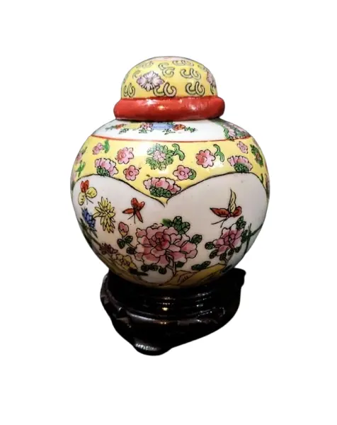 Foto de um(a) Potiche Chinês 90'S, da categoria de Garrafas, potes e jarros. Potiche chinês em porcela policromada com suporte em madeira entalhada e ebanizada, década de 1990.A: 14,5 cm / Diâmetro:... Vendido no marketplace Trésors.