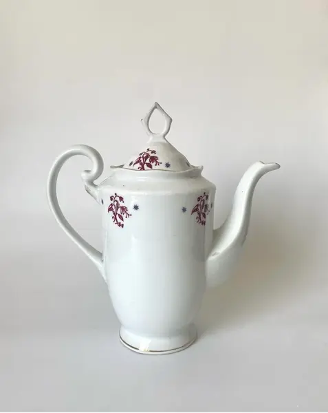 Foto de um(a) Bule de porcelana Steatita, da categoria de Bules. Bule de porcelana Steatita. 26cm de altura. Mostrado de uma perspectiva diferente. Vendido no marketplace Trésors.