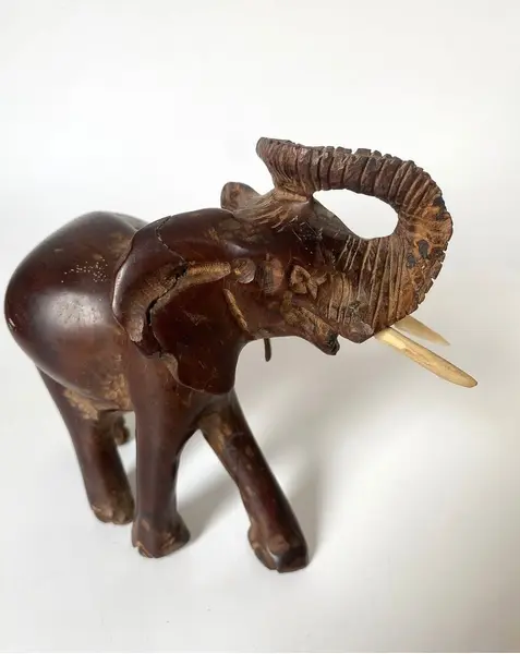 Foto de um(a) Elefante decorativo em madeira, da categoria de Escultura. Elefante decorativo esculpido em madeira. *Contém avaria em uma das orelhas, como mostra a foto. Mede: 17 x 15cm. Mostrado de uma perspectiva diferente. Vendido no marketplace Trésors.